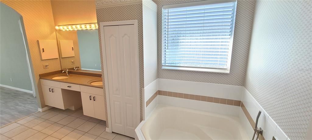 For Rent: $2,650 (3 beds, 2 baths, 1810 Square Feet)
