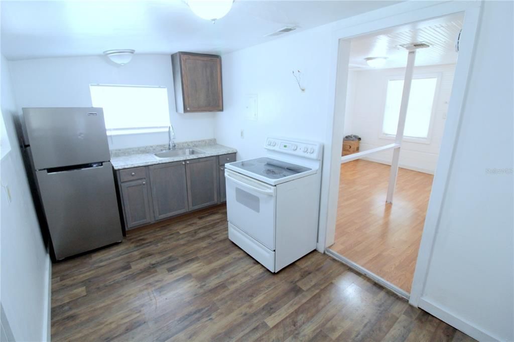 For Sale: $109,900 (2 beds, 1 baths, 595 Square Feet)