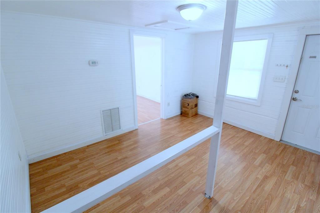 For Sale: $109,900 (2 beds, 1 baths, 595 Square Feet)