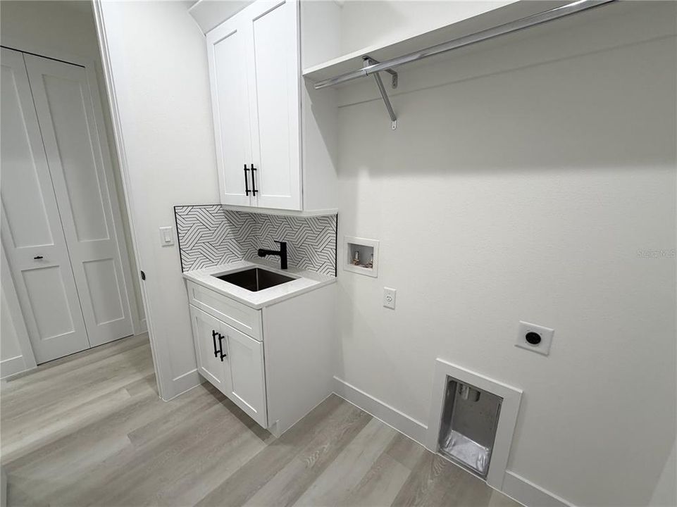 Под контрактом: $499,900 (4 спален, 2 ванн, 2032 Квадратных фут)