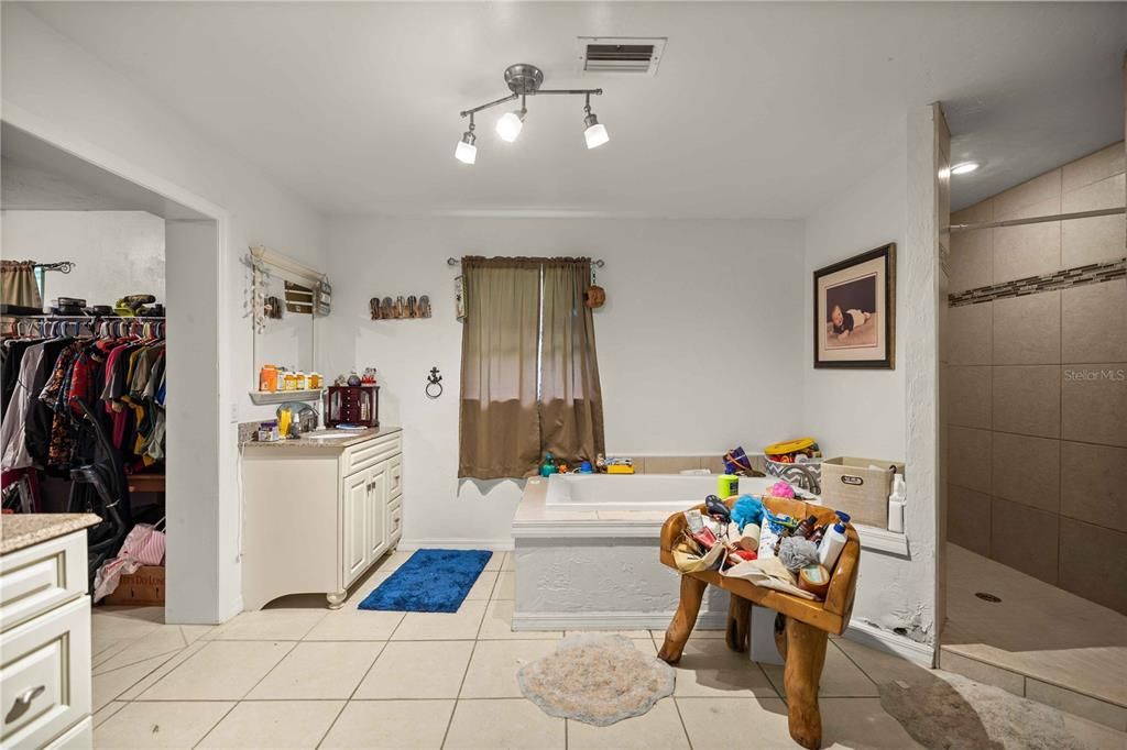 En Venta: $325,000 (4 camas, 3 baños, 2324 Pies cuadrados)