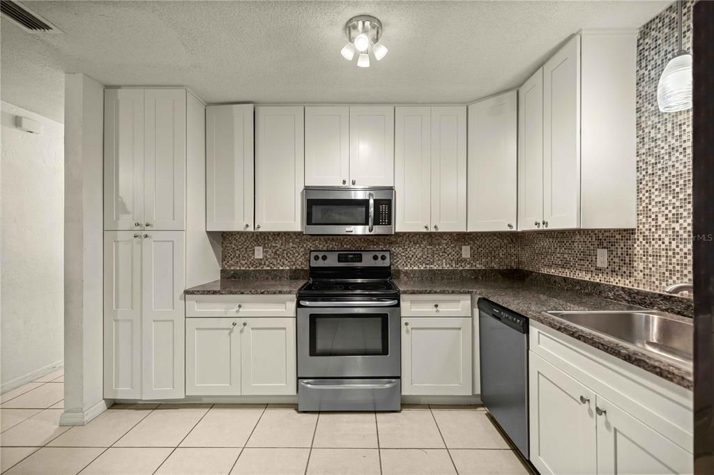 En Venta: $325,000 (4 camas, 3 baños, 2324 Pies cuadrados)