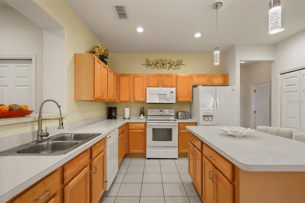 For Sale: $349,999 (4 beds, 3 baths, 1689 Square Feet)