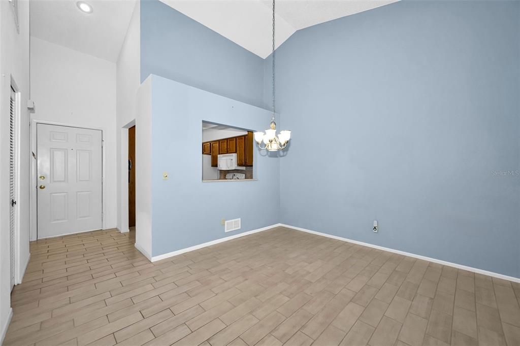 На продажу: $249,900 (2 спален, 2 ванн, 1105 Квадратных фут)
