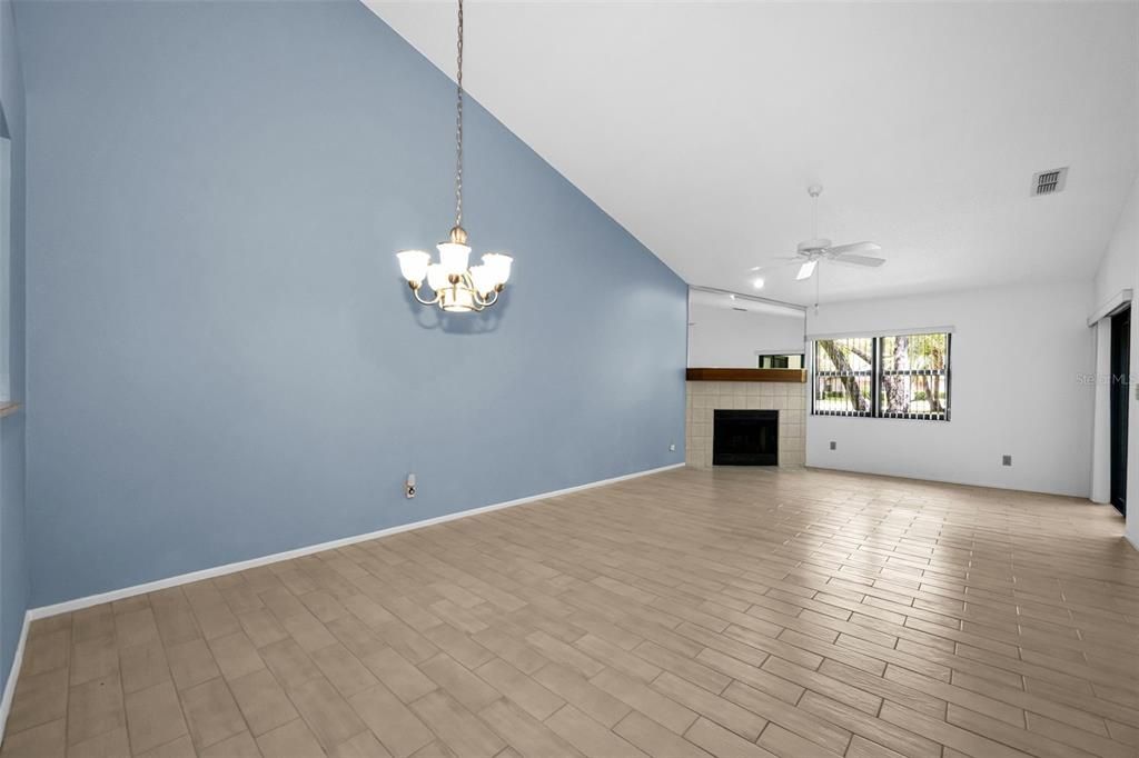 На продажу: $249,900 (2 спален, 2 ванн, 1105 Квадратных фут)