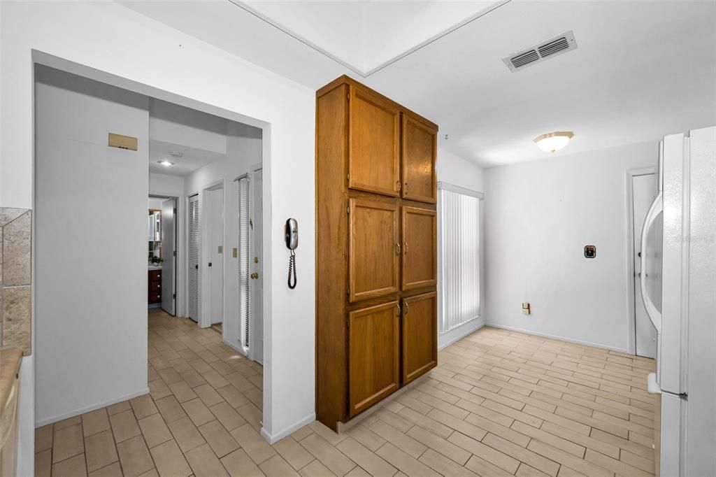 На продажу: $249,900 (2 спален, 2 ванн, 1105 Квадратных фут)