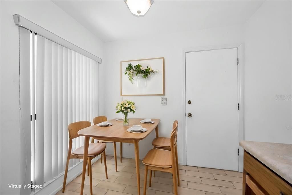На продажу: $249,900 (2 спален, 2 ванн, 1105 Квадратных фут)