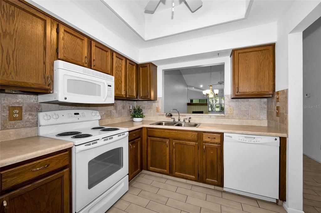 На продажу: $249,900 (2 спален, 2 ванн, 1105 Квадратных фут)