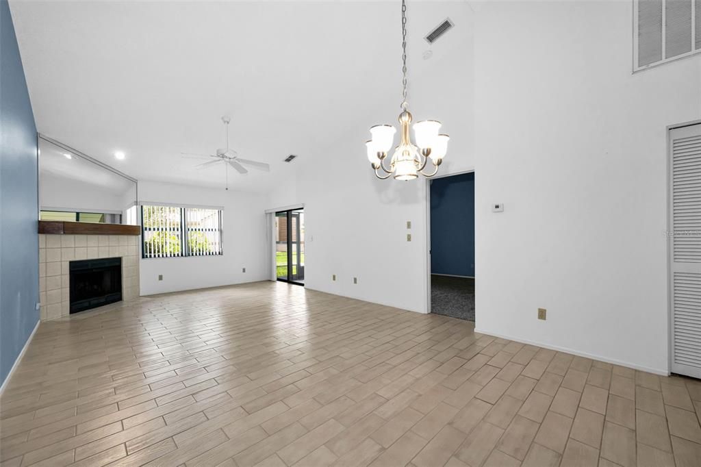 На продажу: $249,900 (2 спален, 2 ванн, 1105 Квадратных фут)