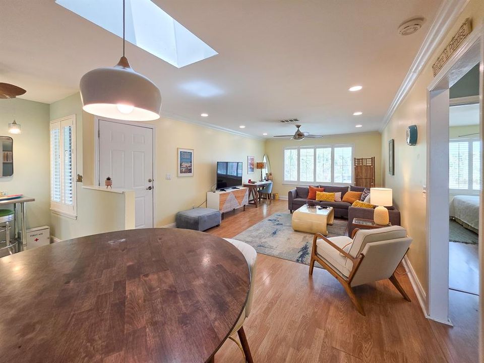 For Rent: $2,350 (2 beds, 1 baths, 1000 Square Feet)
