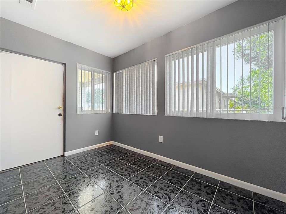 На продажу: $239,900 (4 спален, 2 ванн, 1579 Квадратных фут)