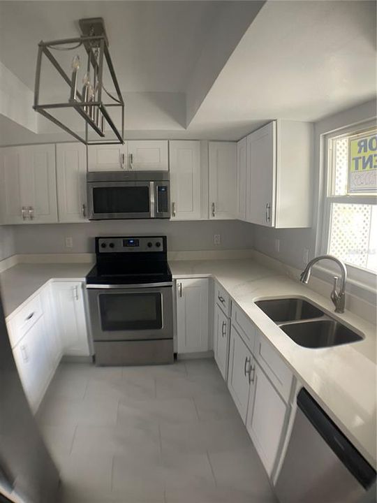 В аренду: $1,800 (2 спален, 1 ванн, 1296 Квадратных фут)