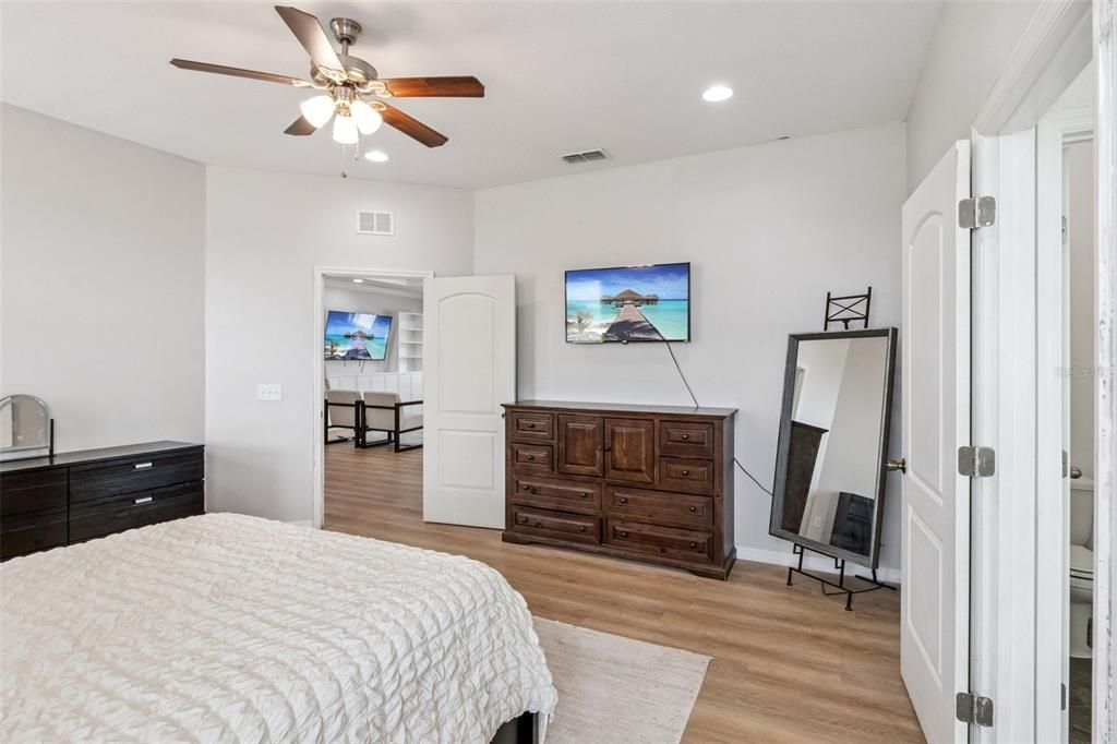 For Sale: $309,900 (4 beds, 2 baths, 2134 Square Feet)