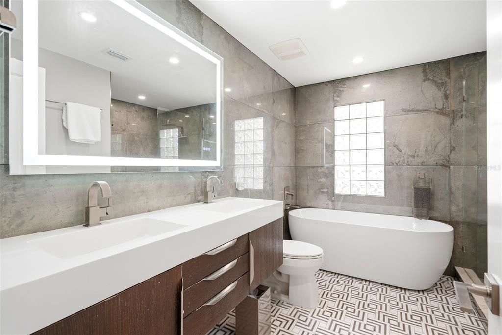 Active With Contract: $3,500,000 (6 beds, 5 baths, 5143 Square Feet)