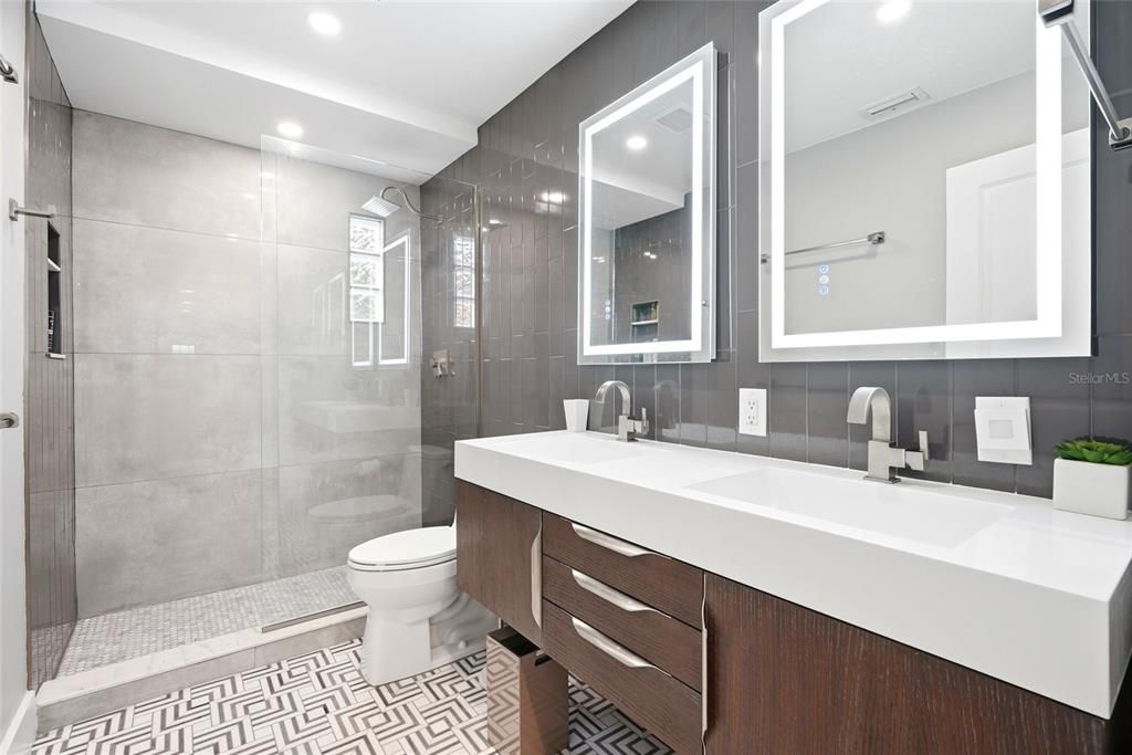 Active With Contract: $3,500,000 (6 beds, 5 baths, 5143 Square Feet)