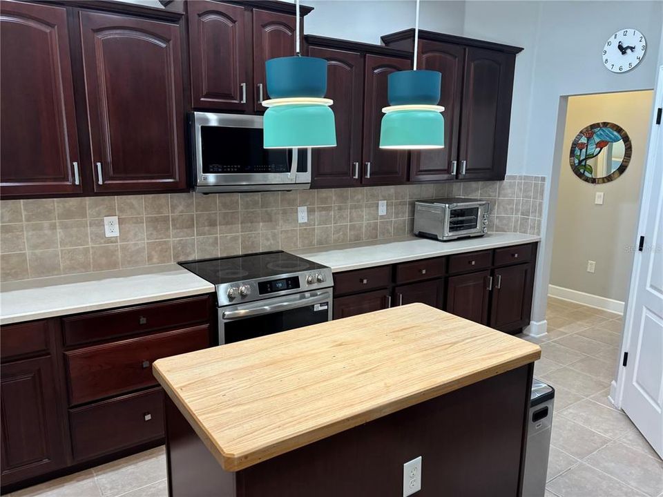 На продажу: $469,900 (4 спален, 3 ванн, 2600 Квадратных фут)