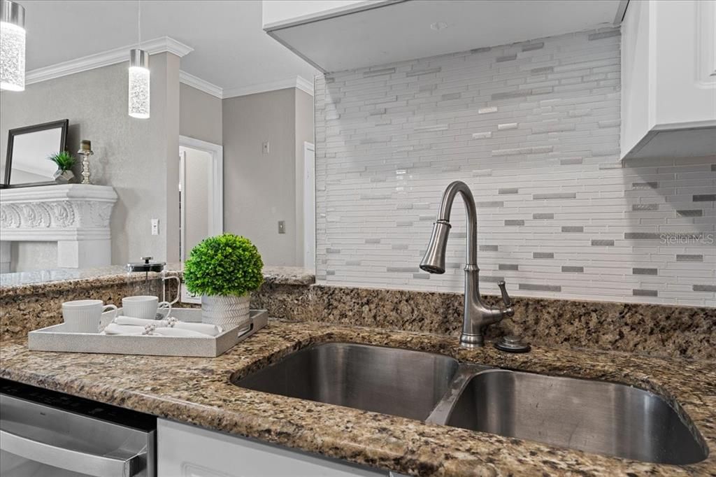 For Sale: $250,000 (2 beds, 2 baths, 1230 Square Feet)