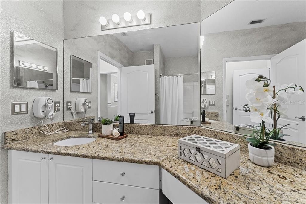 For Sale: $250,000 (2 beds, 2 baths, 1230 Square Feet)