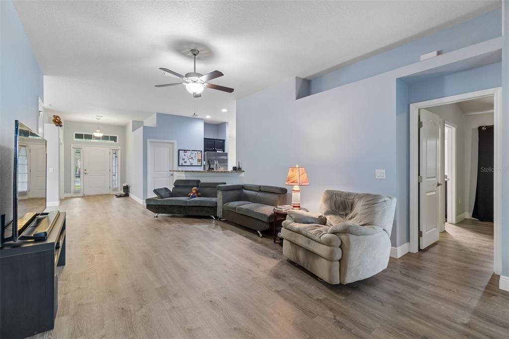 For Sale: $317,500 (4 beds, 2 baths, 1820 Square Feet)
