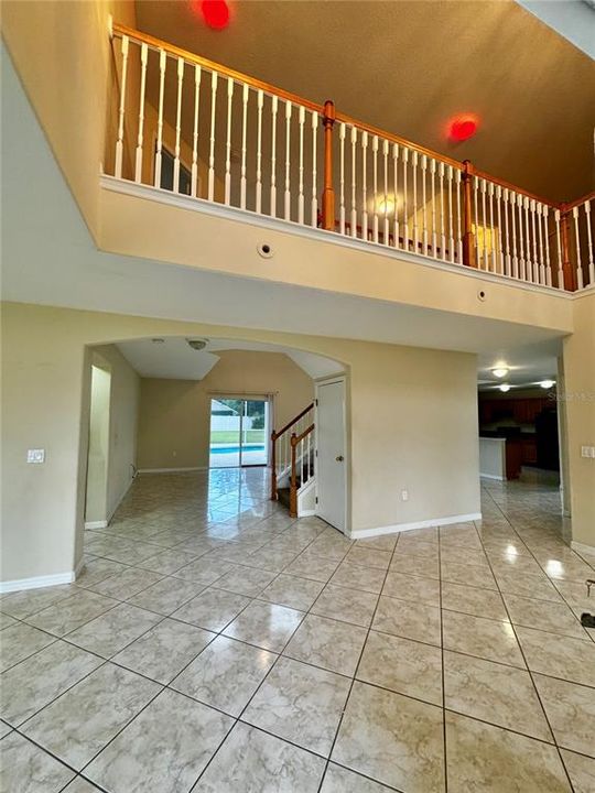 Activo con contrato: $329,000 (5 camas, 3 baños, 2696 Pies cuadrados)