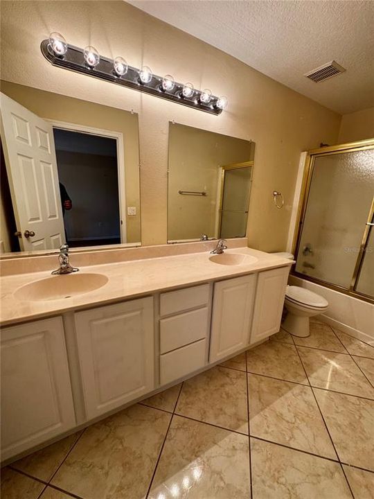 Activo con contrato: $329,000 (5 camas, 3 baños, 2696 Pies cuadrados)