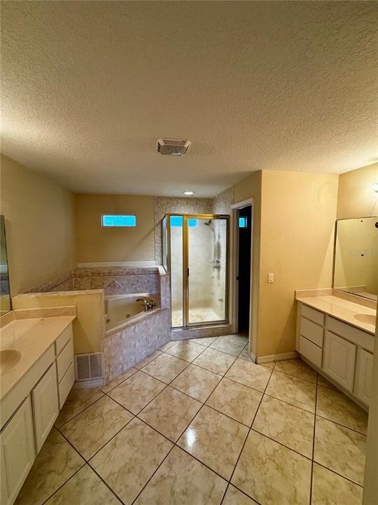 Activo con contrato: $329,000 (5 camas, 3 baños, 2696 Pies cuadrados)