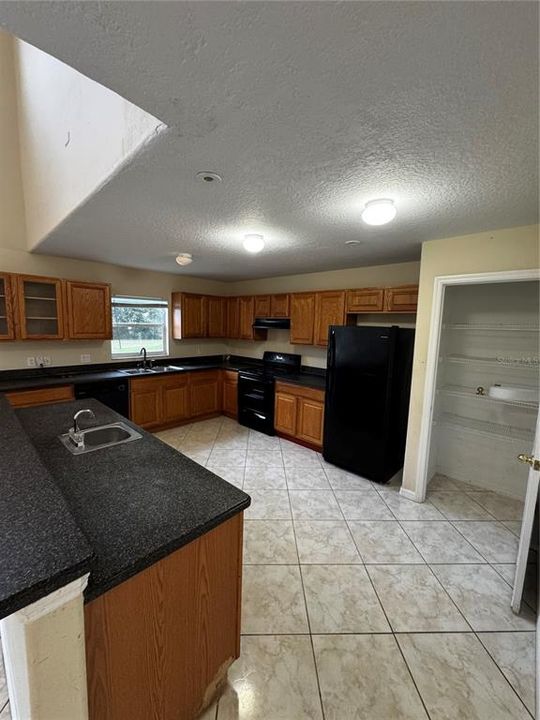 Activo con contrato: $329,000 (5 camas, 3 baños, 2696 Pies cuadrados)