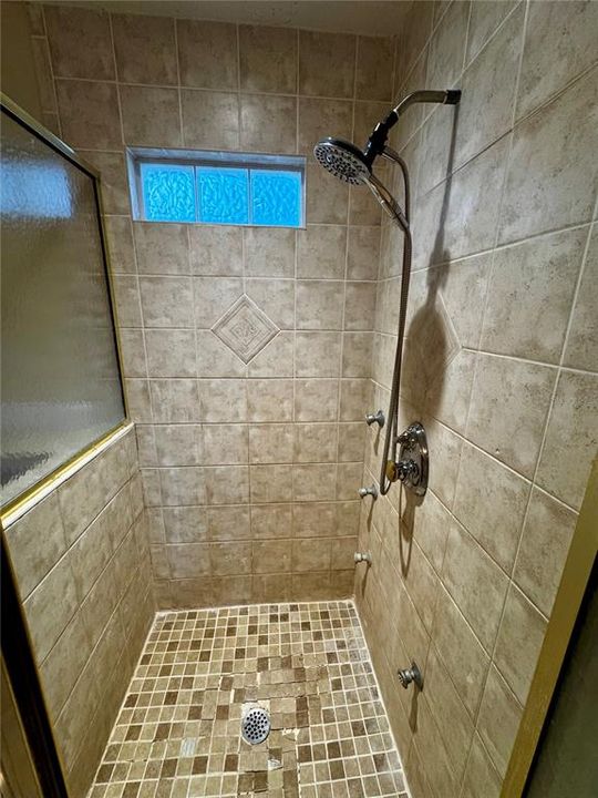 Activo con contrato: $329,000 (5 camas, 3 baños, 2696 Pies cuadrados)