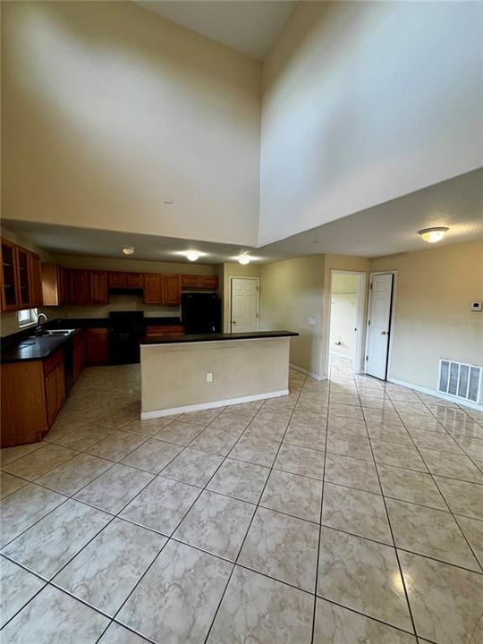Activo con contrato: $329,000 (5 camas, 3 baños, 2696 Pies cuadrados)