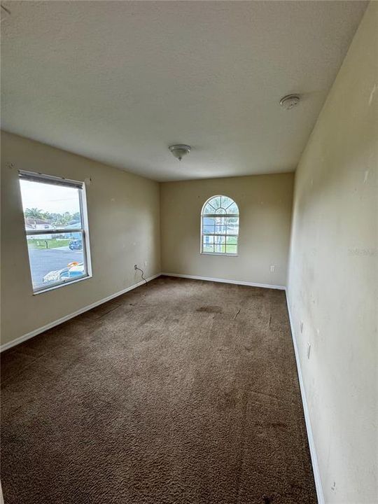 Activo con contrato: $329,000 (5 camas, 3 baños, 2696 Pies cuadrados)
