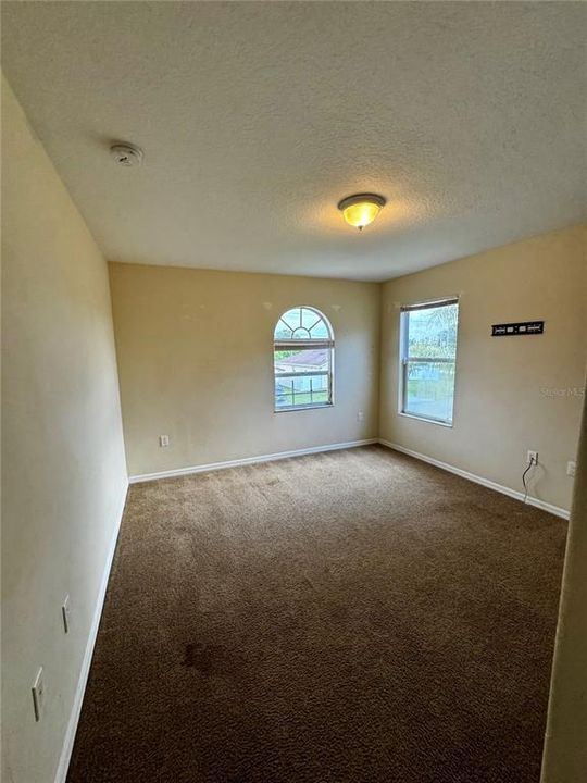 Activo con contrato: $329,000 (5 camas, 3 baños, 2696 Pies cuadrados)