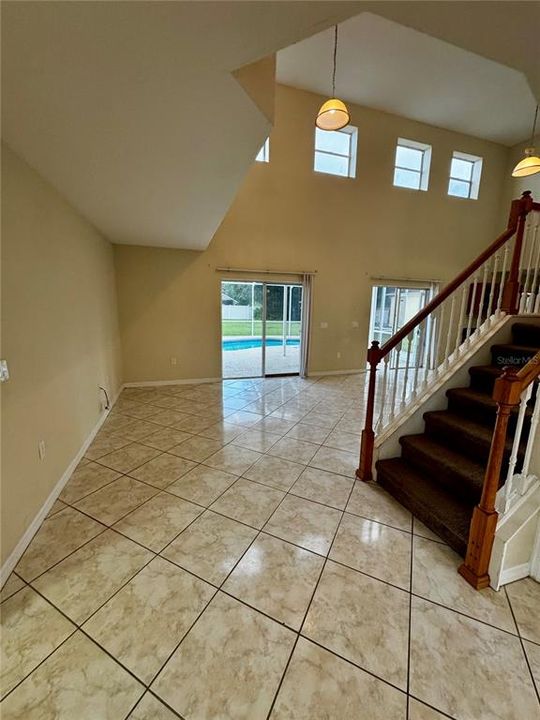 Activo con contrato: $329,000 (5 camas, 3 baños, 2696 Pies cuadrados)