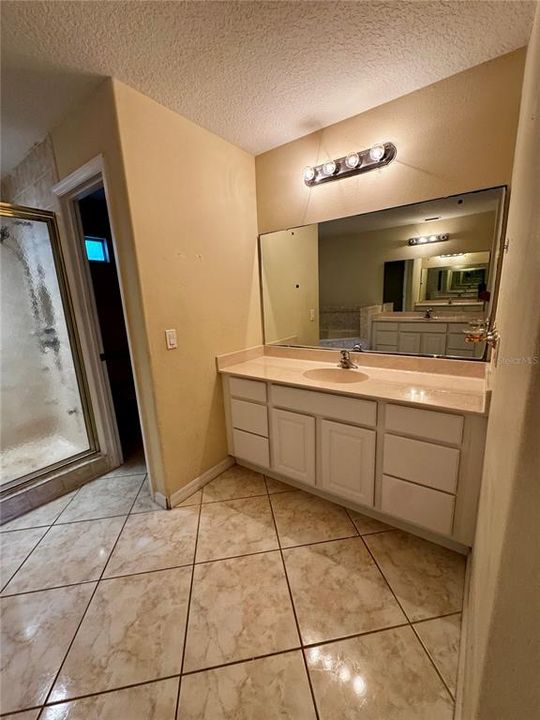 Activo con contrato: $329,000 (5 camas, 3 baños, 2696 Pies cuadrados)