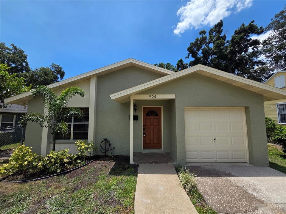 Active With Contract: $429,000 (2 beds, 2 baths, 1078 Square Feet)