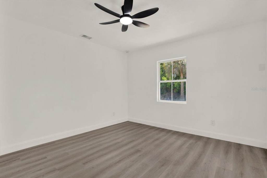 Active With Contract: $400,000 (4 beds, 2 baths, 1547 Square Feet)