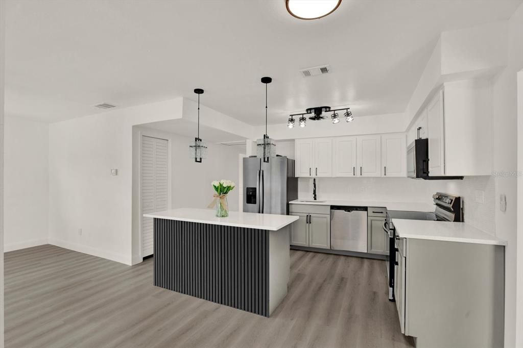 Active With Contract: $400,000 (4 beds, 2 baths, 1547 Square Feet)