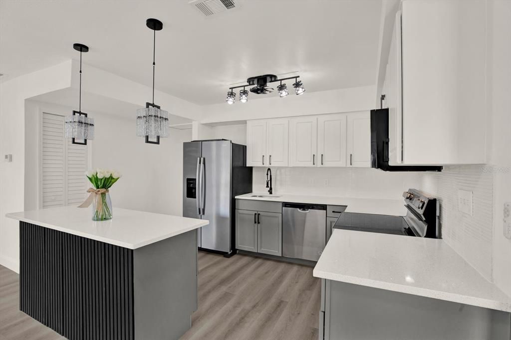 Active With Contract: $400,000 (4 beds, 2 baths, 1547 Square Feet)
