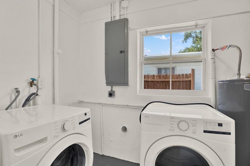 Active With Contract: $400,000 (4 beds, 2 baths, 1547 Square Feet)
