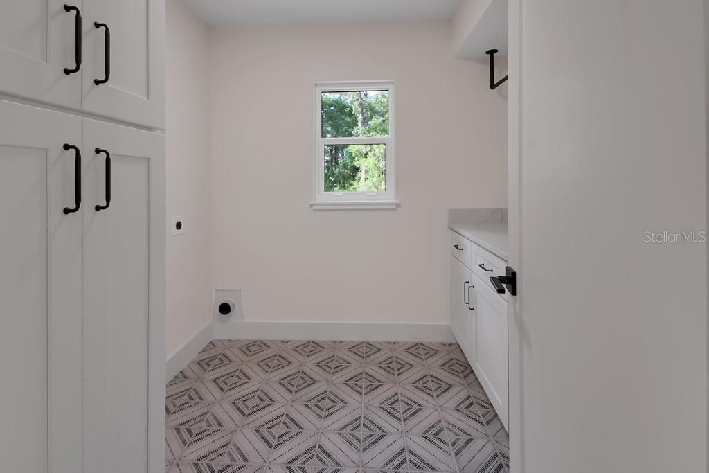 For Sale: $800,000 (4 beds, 3 baths, 2100 Square Feet)