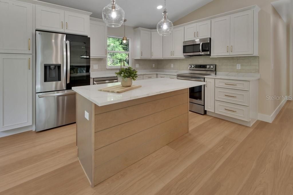 For Sale: $800,000 (4 beds, 3 baths, 2100 Square Feet)