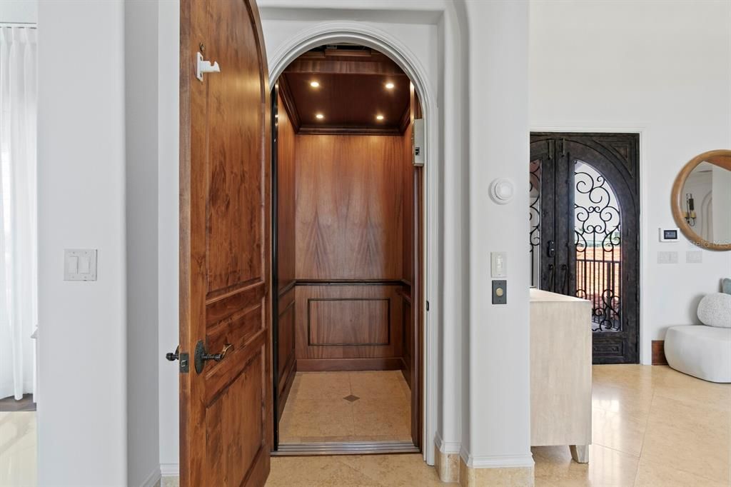 For Sale: $7,950,000 (5 beds, 5 baths, 6530 Square Feet)