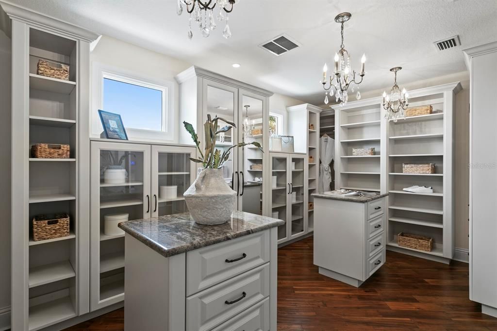 For Sale: $7,950,000 (5 beds, 5 baths, 6530 Square Feet)