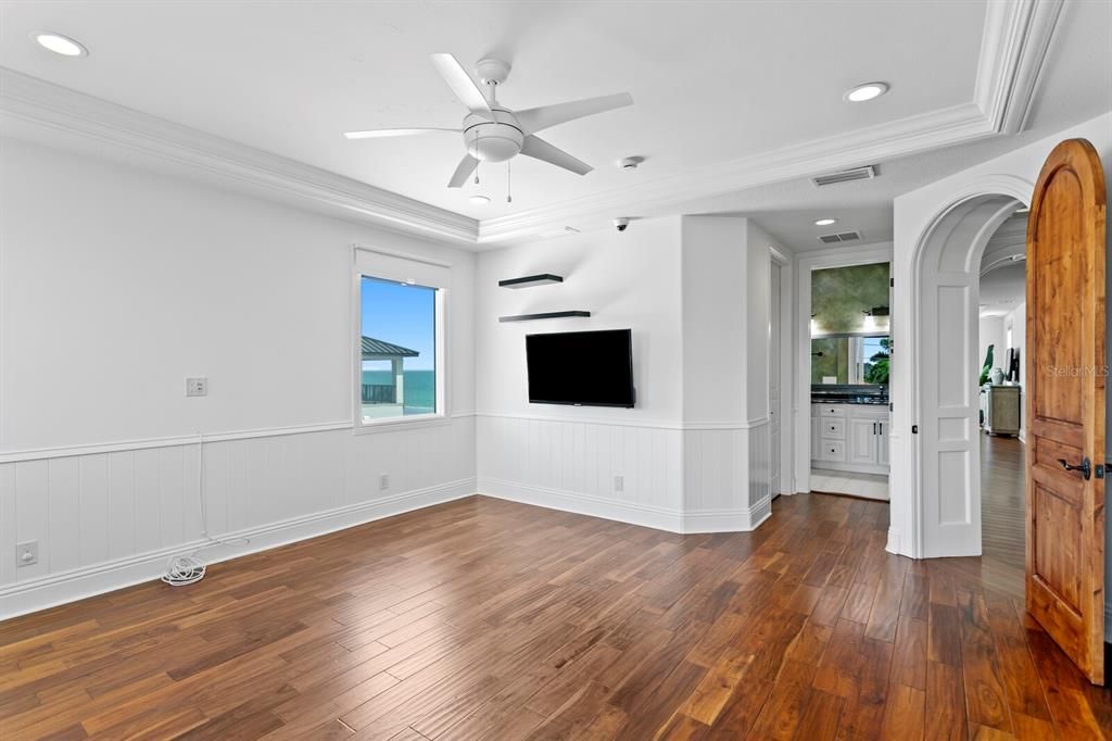 For Sale: $7,950,000 (5 beds, 5 baths, 6530 Square Feet)