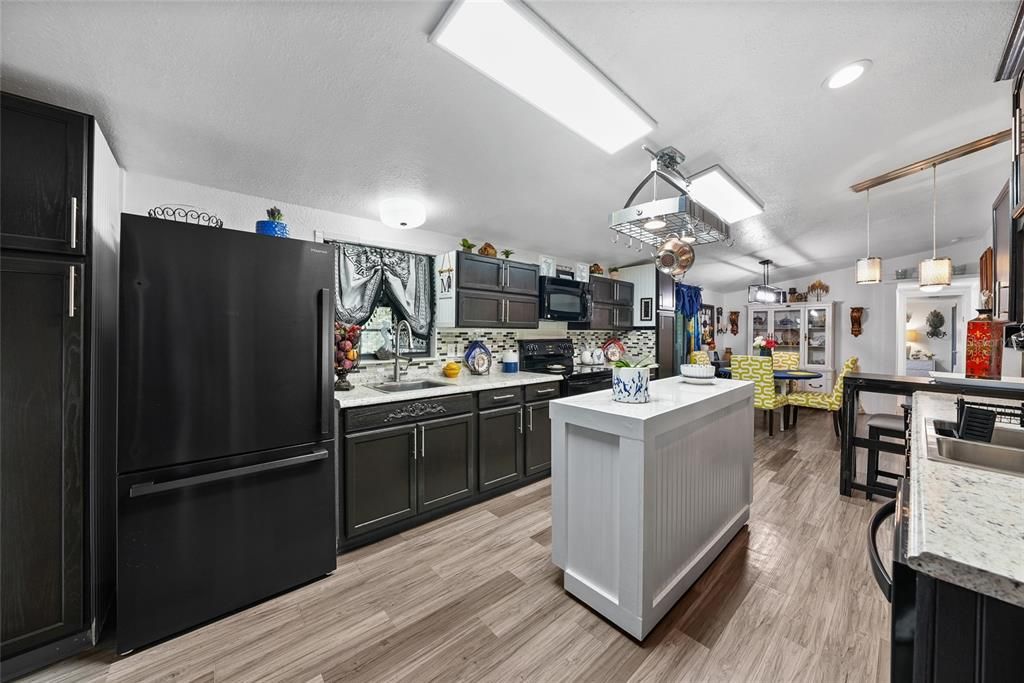 На продажу: $299,900 (3 спален, 2 ванн, 1580 Квадратных фут)
