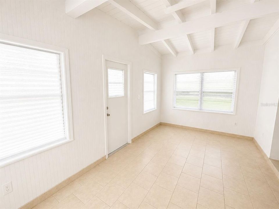 На продажу: $149,950 (2 спален, 1 ванн, 818 Квадратных фут)