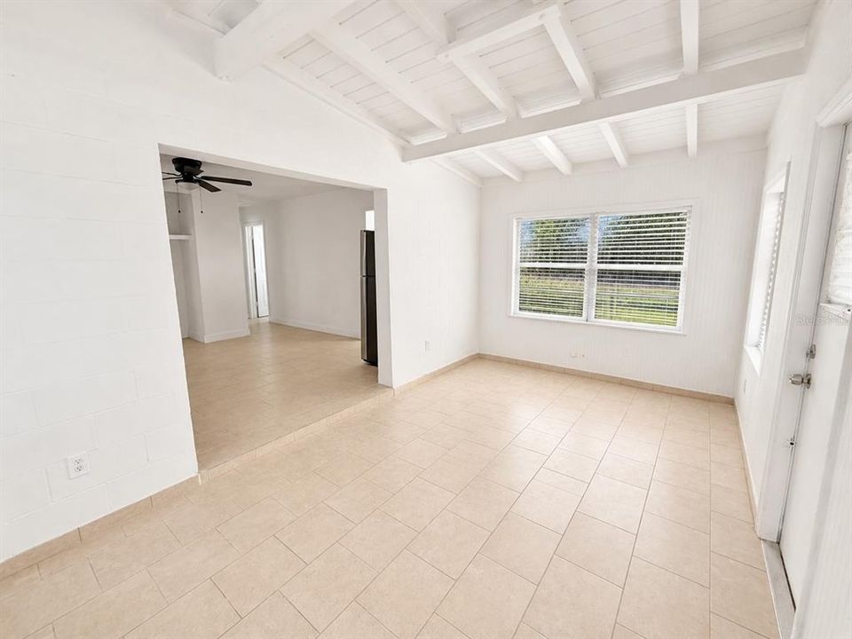 На продажу: $149,950 (2 спален, 1 ванн, 818 Квадратных фут)