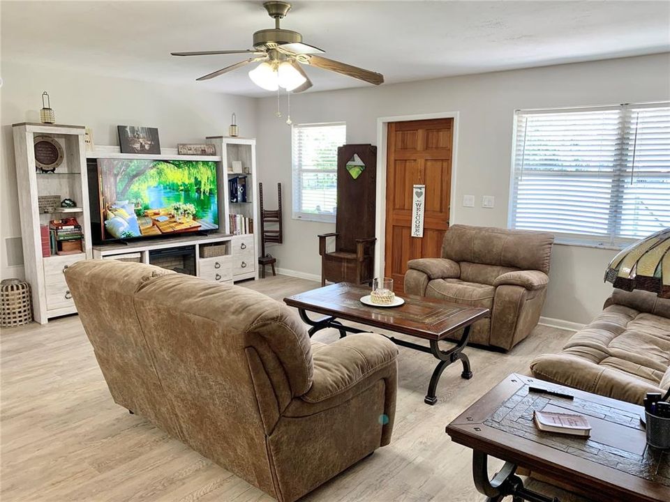 For Sale: $595,000 (3 beds, 2 baths, 2200 Square Feet)