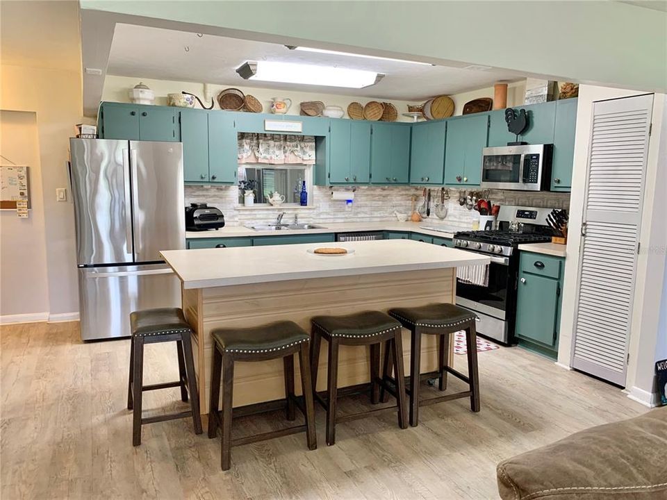 For Sale: $595,000 (3 beds, 2 baths, 2200 Square Feet)