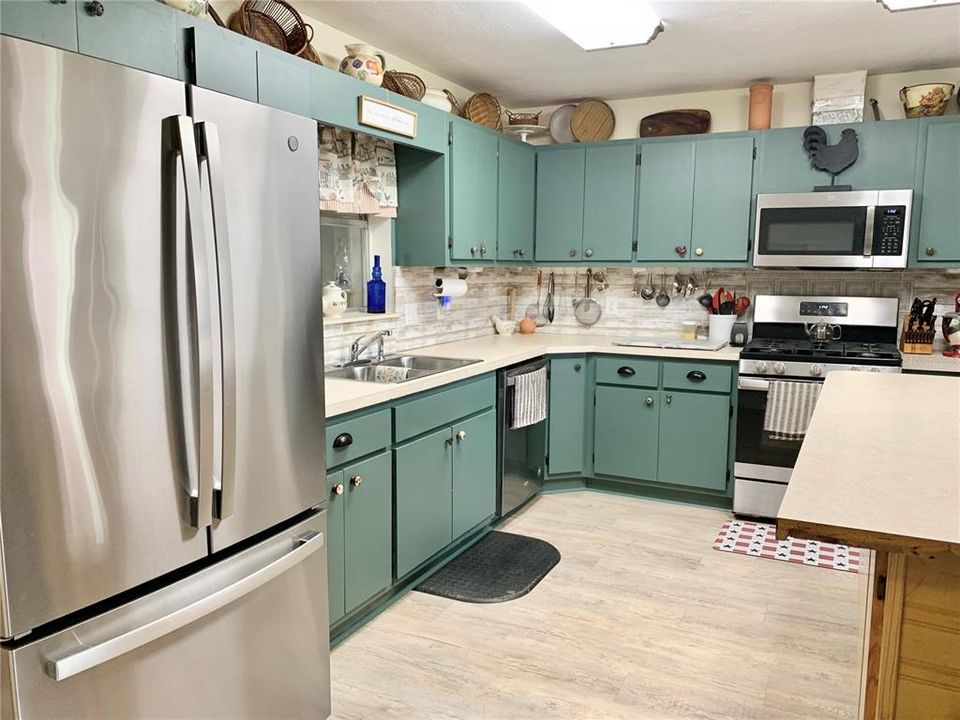 For Sale: $595,000 (3 beds, 2 baths, 2200 Square Feet)