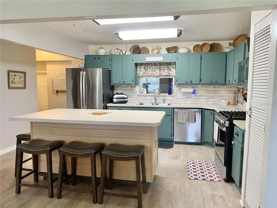 For Sale: $595,000 (3 beds, 2 baths, 2200 Square Feet)